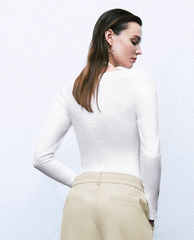  URBAN REVIVO - Áo thun nữ tay dài phom ôm quyến rũ 