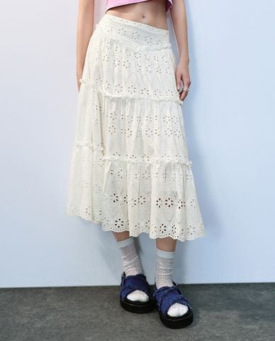  URBAN REVIVO - Chân váy xếp tầng phom midi phối ren 