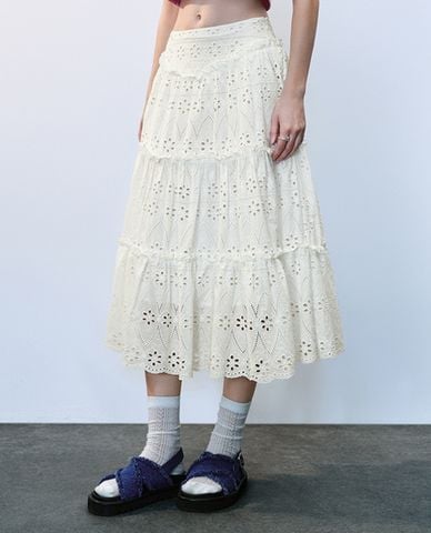  URBAN REVIVO - Chân váy xếp tầng phom midi phối ren 