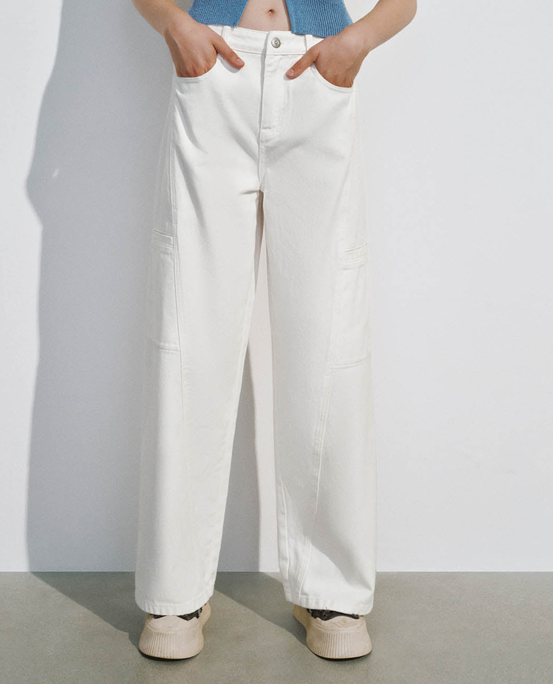 URBAN REVIVO - Quần jeans nữ ống rộng phối túi cá tính Straight