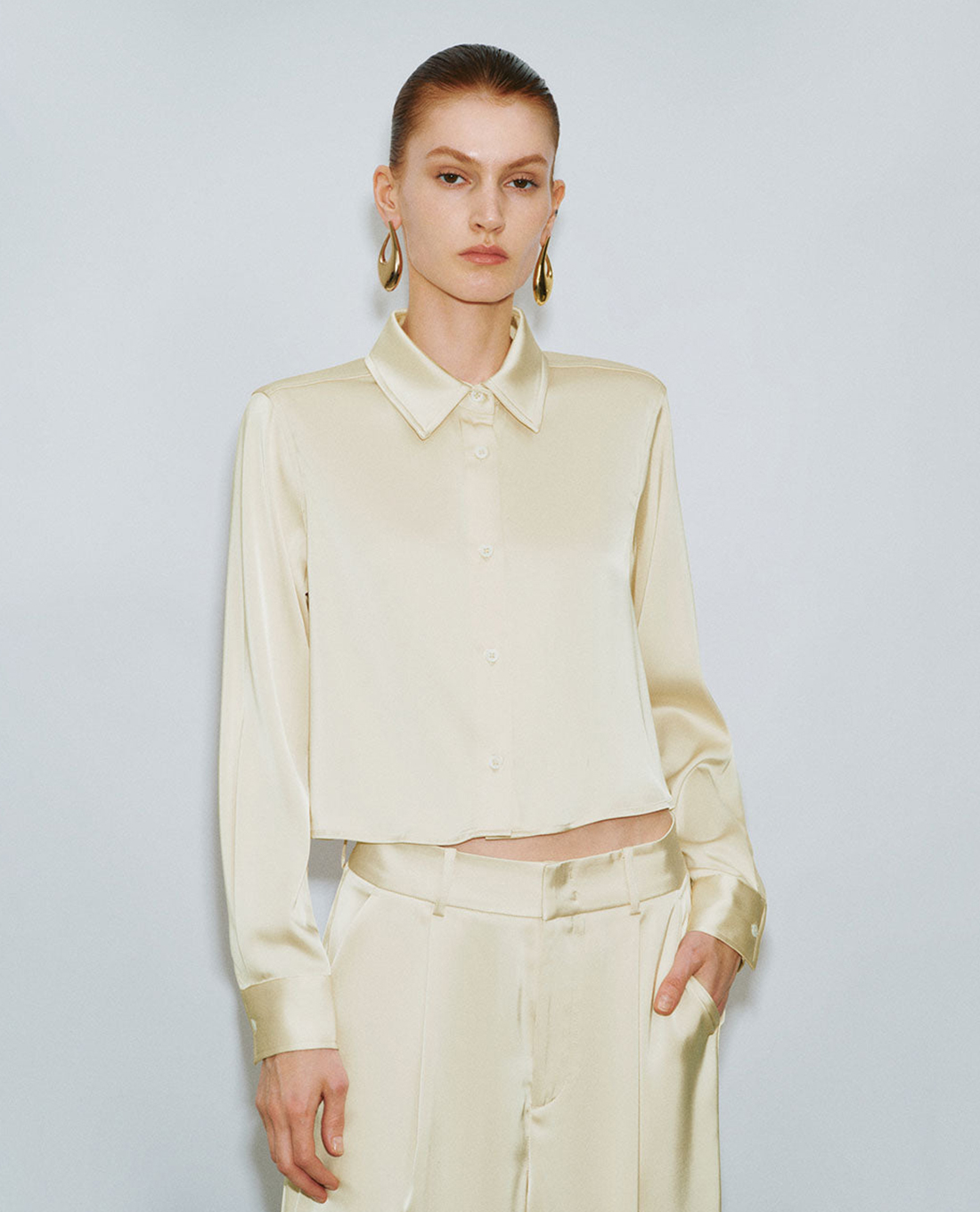 URBAN REVIVO - Áo sơ mi nữ cổ bẻ tay dài phom croptop Button Up Straight