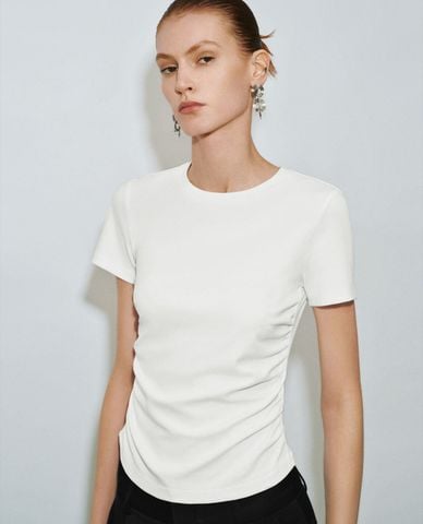  URBAN REVIVO - Áo thun nữ cổ tròn tay ngắn phom ôm Straight 