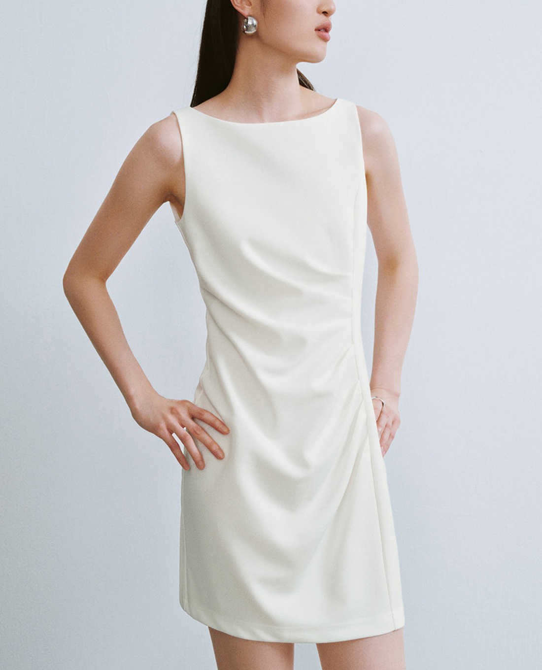 URBAN REVIVO - Đầm sát nách mini cổ thuyền Ruched A-Line