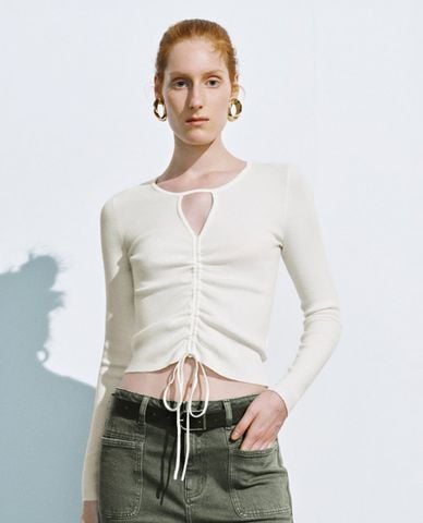  URBAN REVIVO - Áo dệt kim nữ tay dài phom ôm Keyhole Neck 