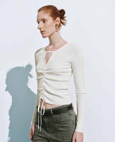  URBAN REVIVO - Áo dệt kim nữ tay dài phom ôm Keyhole Neck 