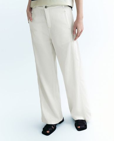  URBAN REVIVO - Quần jeans nữ ống rộng phối túi trẻ trung 