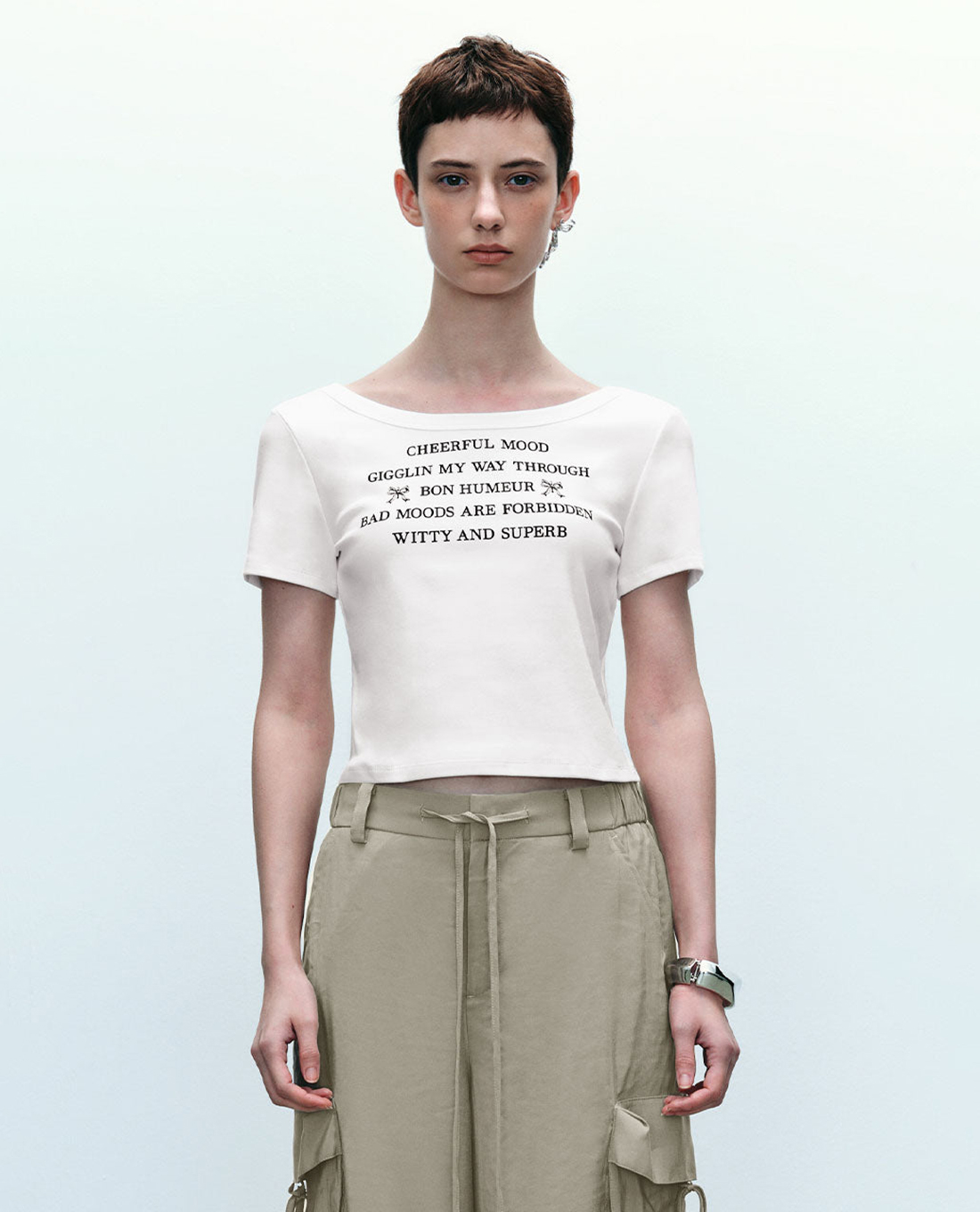 URBAN REVIVO - Áo croptop nữ cổ tròn tay ngắn phối chữ