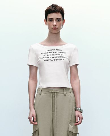  URBAN REVIVO - Áo croptop nữ cổ tròn tay ngắn phối chữ 