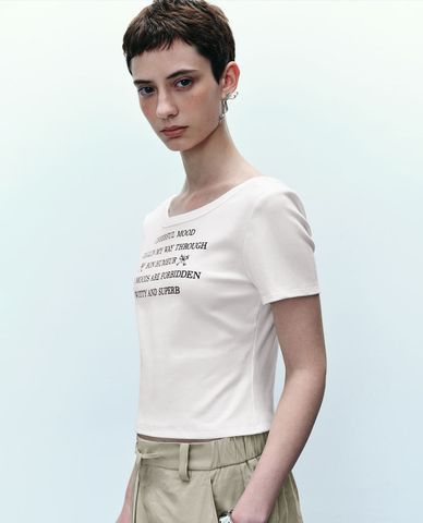  URBAN REVIVO - Áo croptop nữ cổ tròn tay ngắn phối chữ 