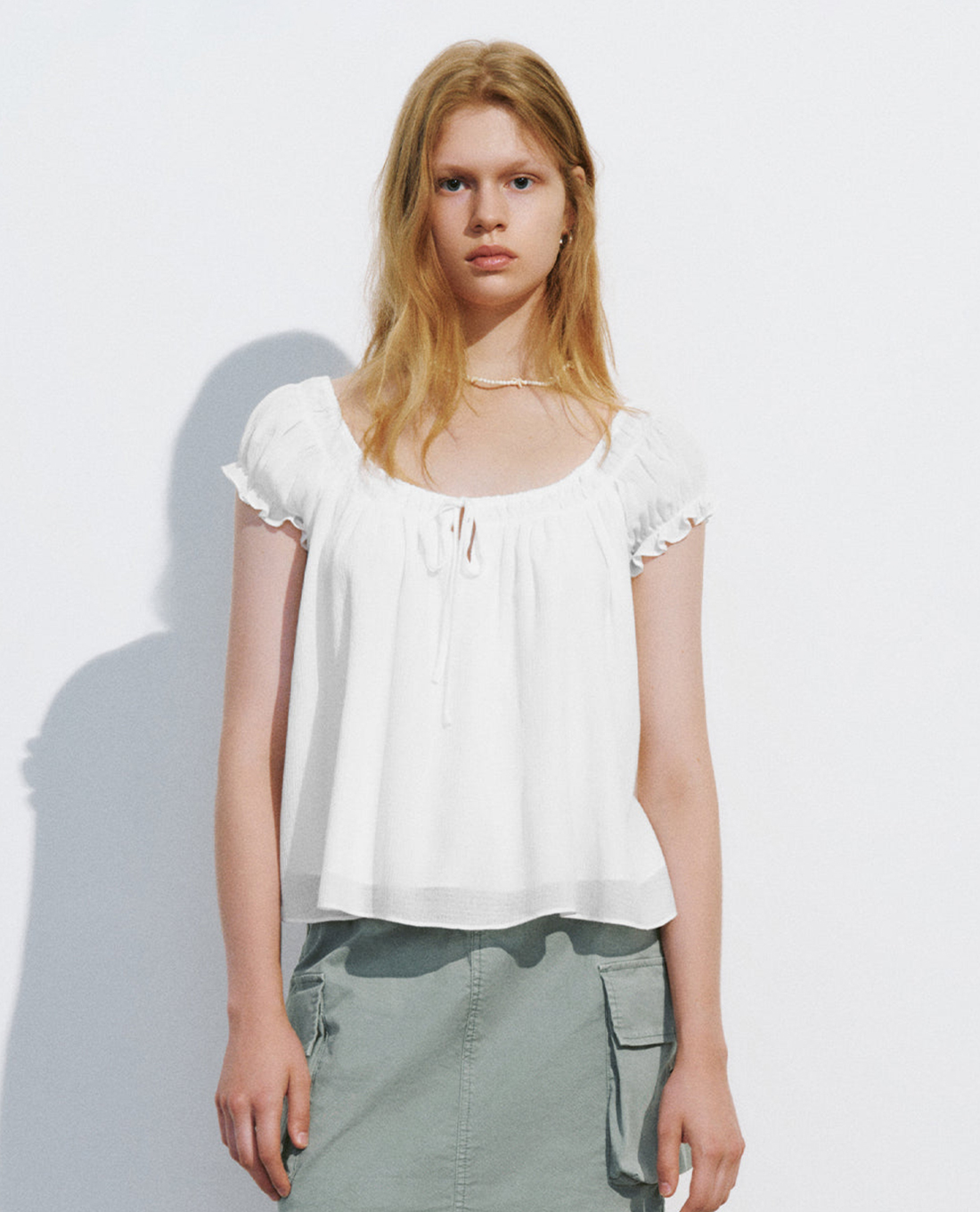 URBAN REVIVO - Áo kiểu nữ cổ vuông tay ngắn phom croptop