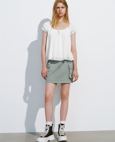  URBAN REVIVO - Áo kiểu nữ cổ vuông tay ngắn phom croptop 