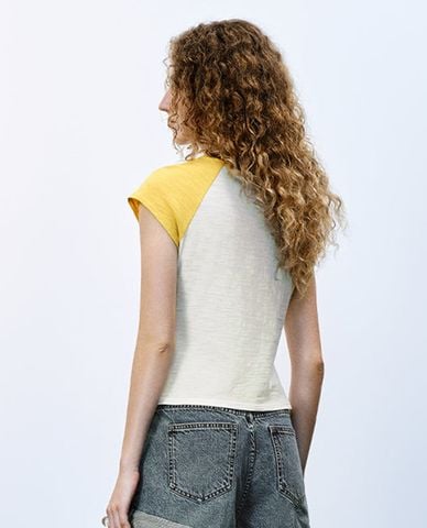  URBAN REVIVO - Áo croptop nữ cổ tròn tay ngắn Printed 