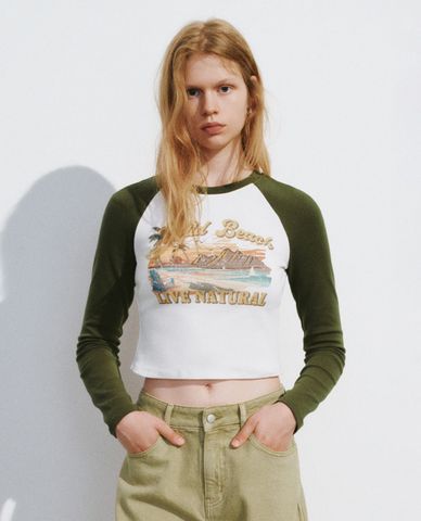 URBAN REVIVO - Áo croptop nữ cổ tròn tay dài Printed 