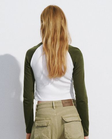  URBAN REVIVO - Áo croptop nữ cổ tròn tay dài Printed 