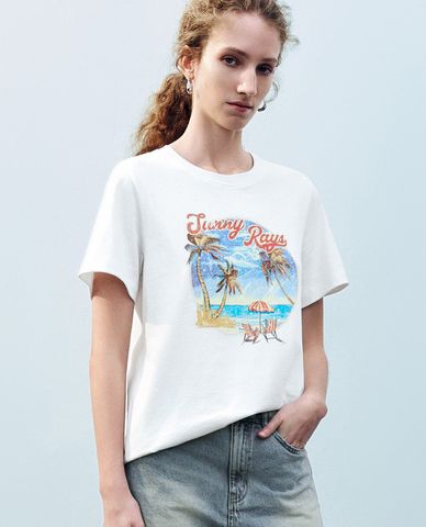  URBAN REVIVO - Áo thun nữ cổ tròn tay ngắn in hình nổi bật 