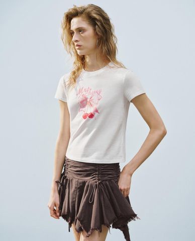  URBAN REVIVO - Áo thun nữ cổ tròn tay ngắn in họa tiết 