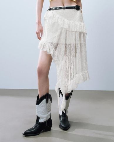  URBAN REVIVO - Chân váy xếp tầng midi phối ren 