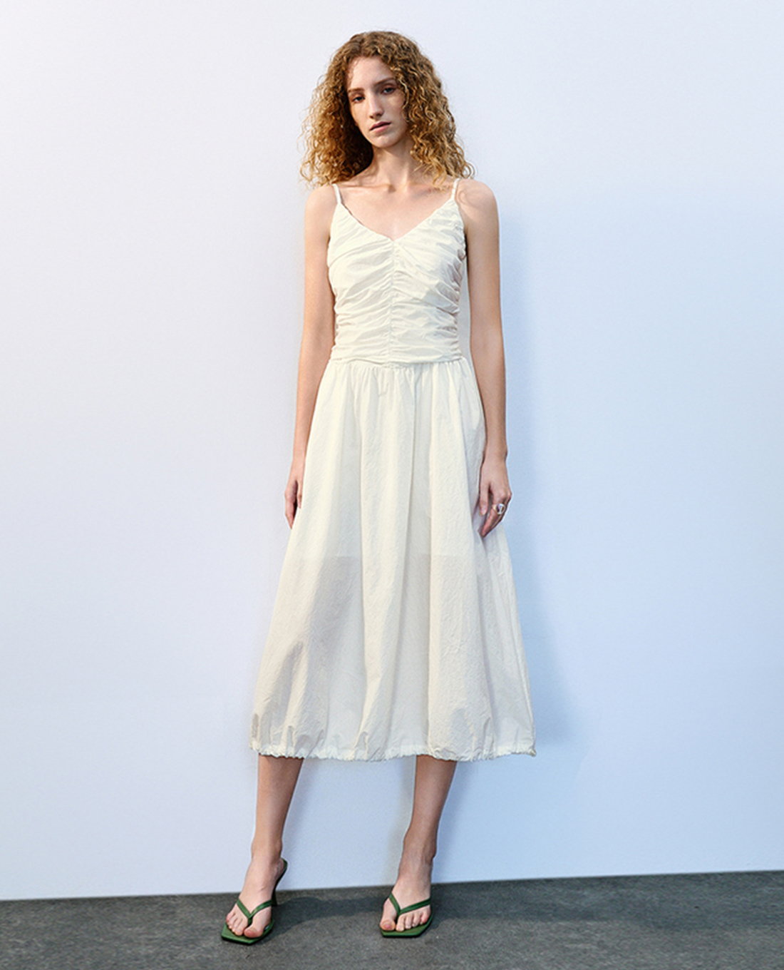 URBAN REVIVO - Đầm hai dây cổ V xếp li trang nhã