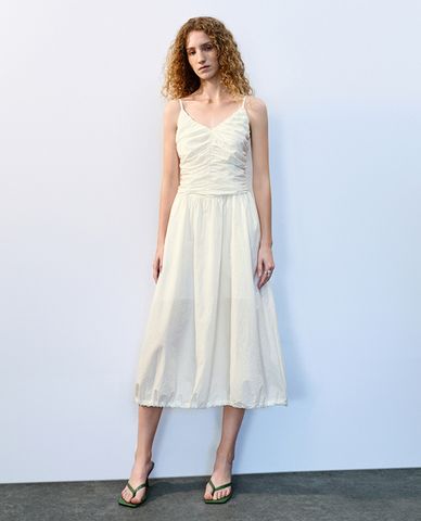  URBAN REVIVO - Đầm hai dây cổ V xếp li trang nhã 