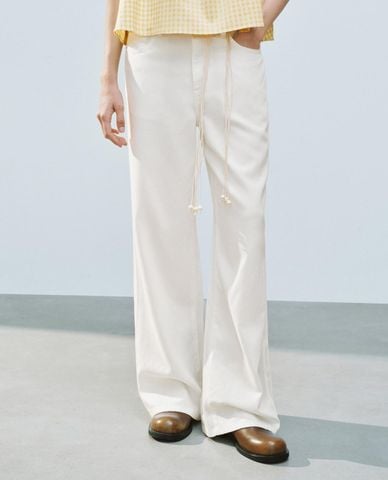  URBAN REVIVO - Quần jeans nữ ống rộng phối dây ngọc trai 