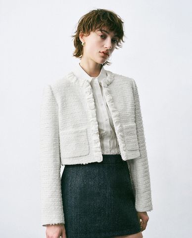  URBAN REVIVO - Áo khoác croptop nữ cổ bẻ tay dài phối bèo Ruffle Collar 