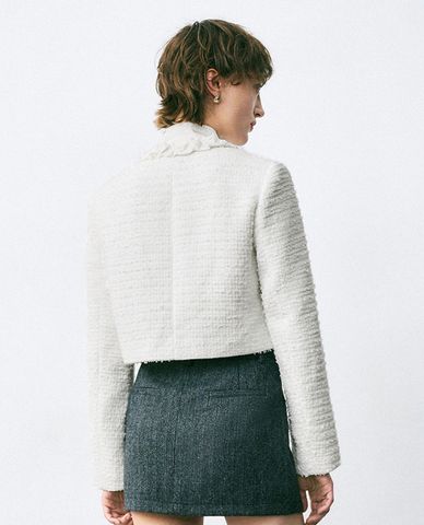  URBAN REVIVO - Áo khoác croptop nữ cổ bẻ tay dài phối bèo Ruffle Collar 