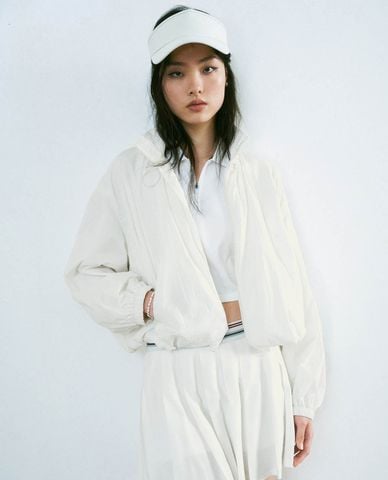  URBAN REVIVO - Áo khoác croptop nữ cổ trụ phối khoá zip 