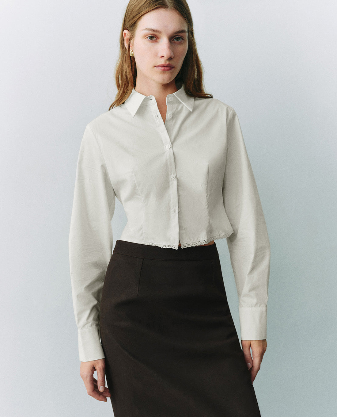 URBAN REVIVO - Áo sơ mi nữ cổ bẻ tay dài phom croptop Button Up