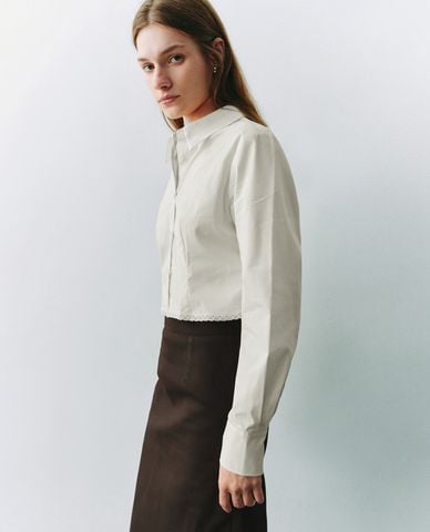  URBAN REVIVO - Áo sơ mi nữ cổ bẻ tay dài phom croptop Button Up 