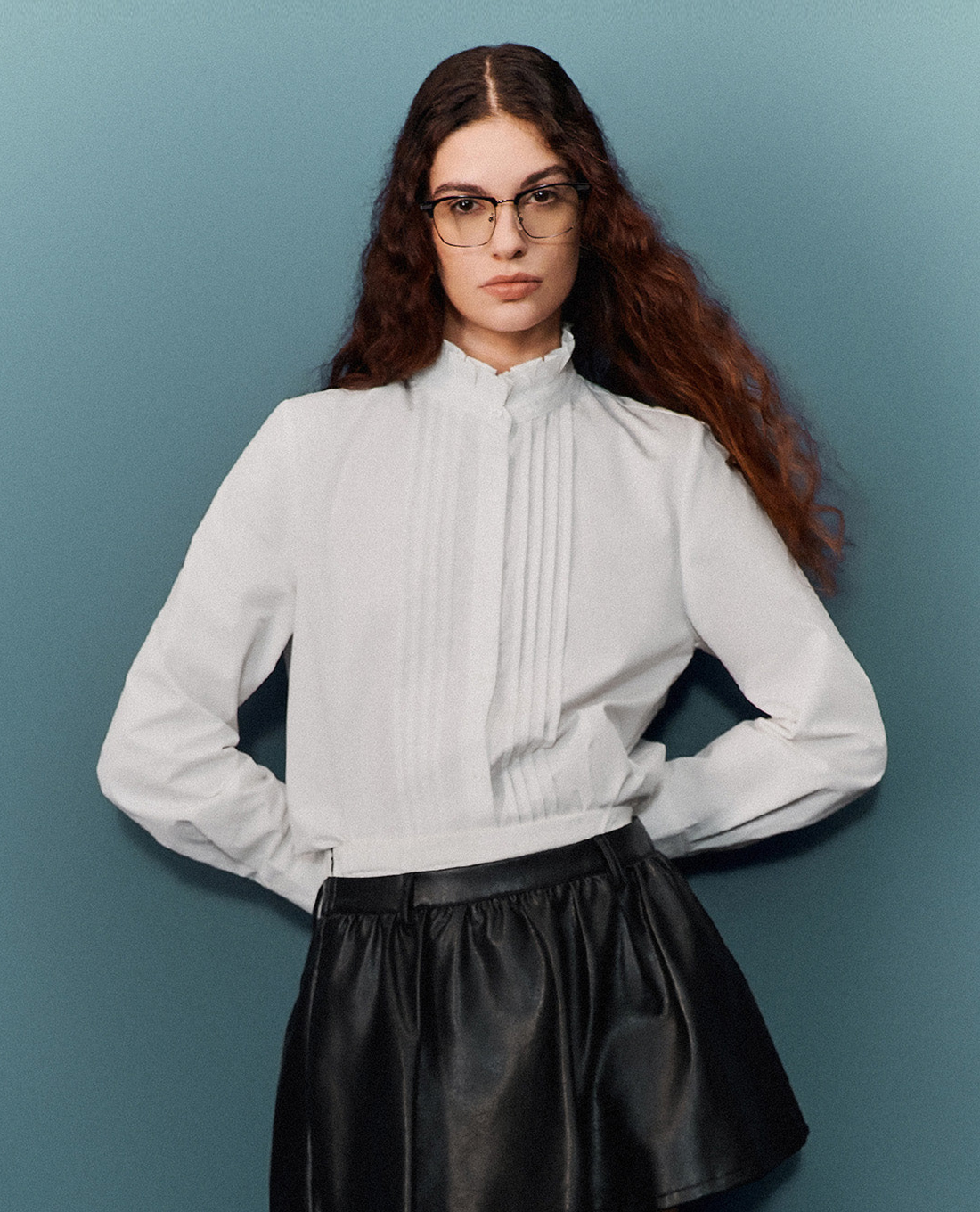 URBAN REVIVO - Áo sơ mi nữ tay dài phom croptop Button Up