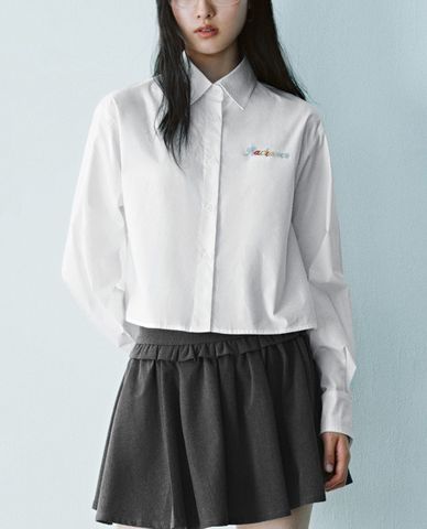  URBAN REVIVO - Áo sơ mi nữ cổ bẻ tay dài phom croptop 