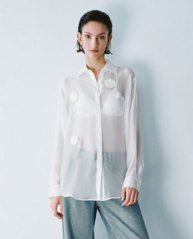  URBAN REVIVO - Áo sơ mi nữ cổ bẻ tay dài đính hoa 