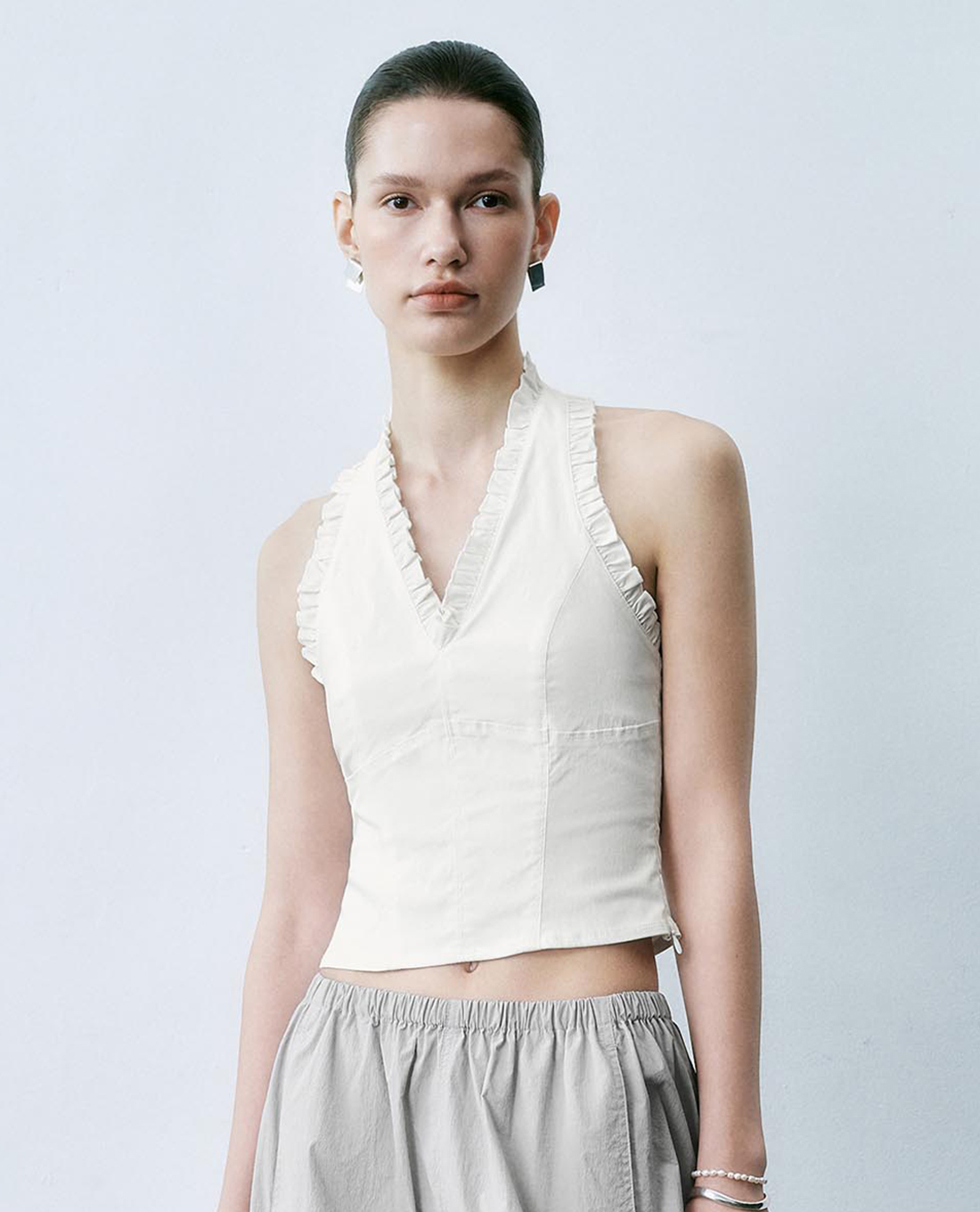 URBAN REVIVO - Áo kiểu nữ cổ yếm sát nách