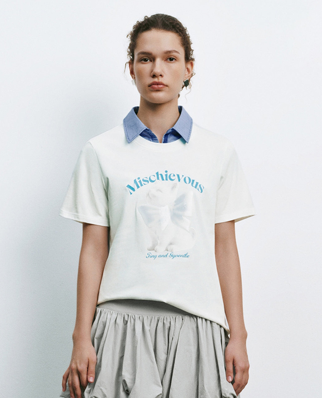 URBAN REVIVO - Áo thun nữ cổ tròn tay ngắn in hình hiện đại