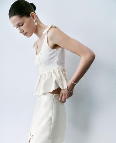  URBAN REVIVO - Áo hai dây nữ xếp tầng phối nơ 