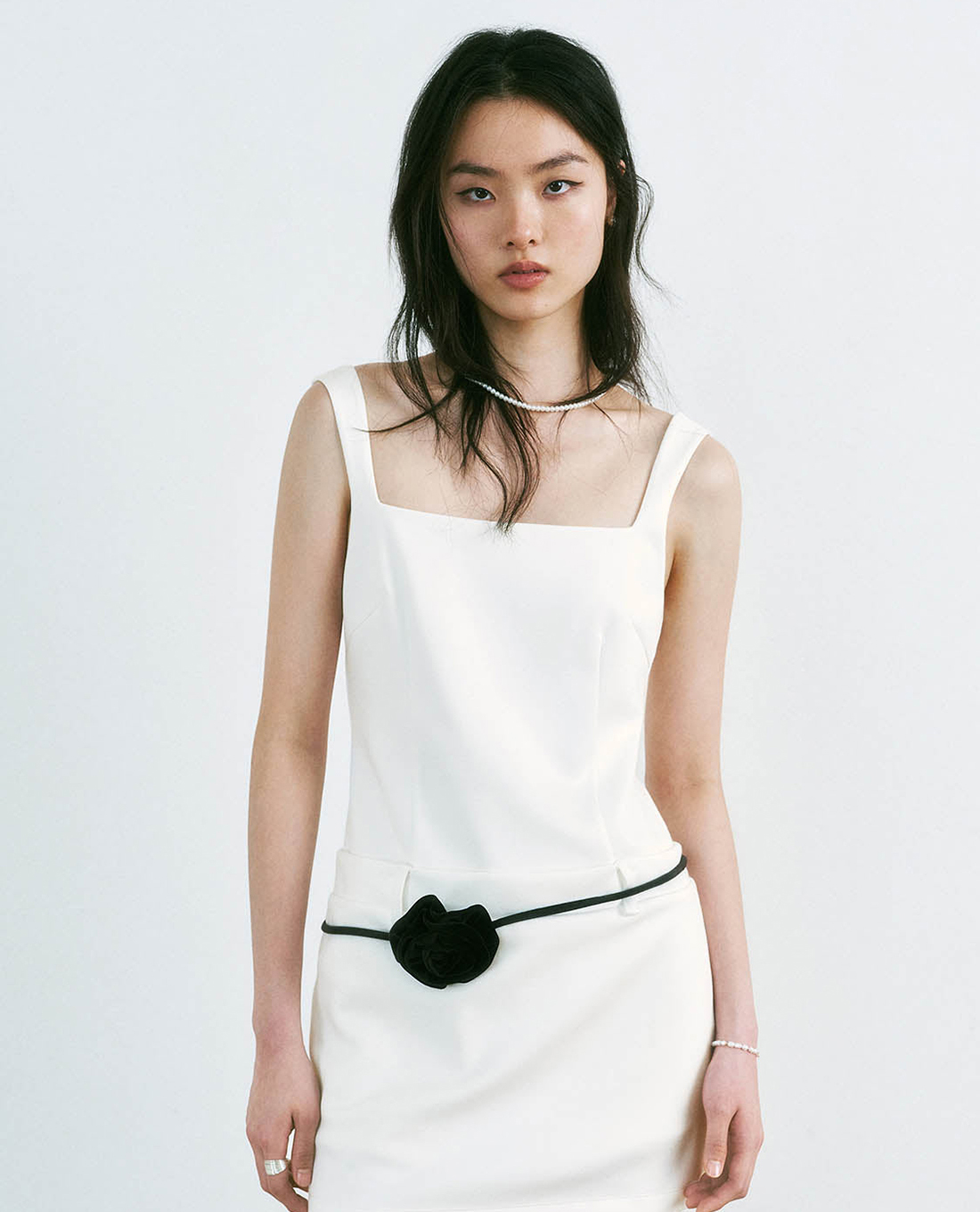 URBAN REVIVO - Đầm hai dây mini phối thắt lưng Straight