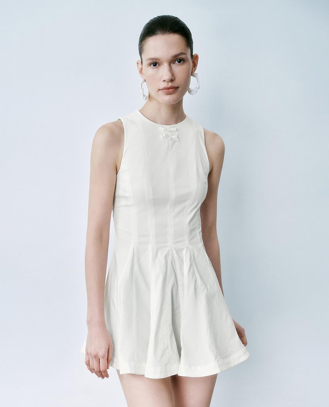 URBAN REVIVO - Đầm sát nách mini Flared Pleated