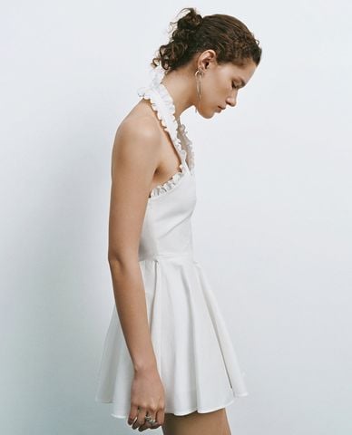  URBAN REVIVO - Đầm sát nách mini cổ yếm Ruffle 