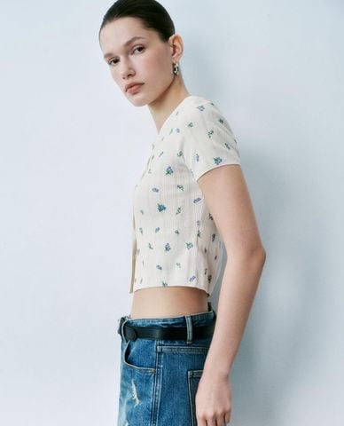  URBAN REVIVO - Áo khoác cardigan nữ tay ngắn họa tiết hoa nhí 