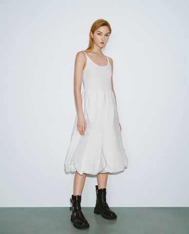  URBAN REVIVO - Đầm sát nách midi cổ chữ U hiện đại Cami 