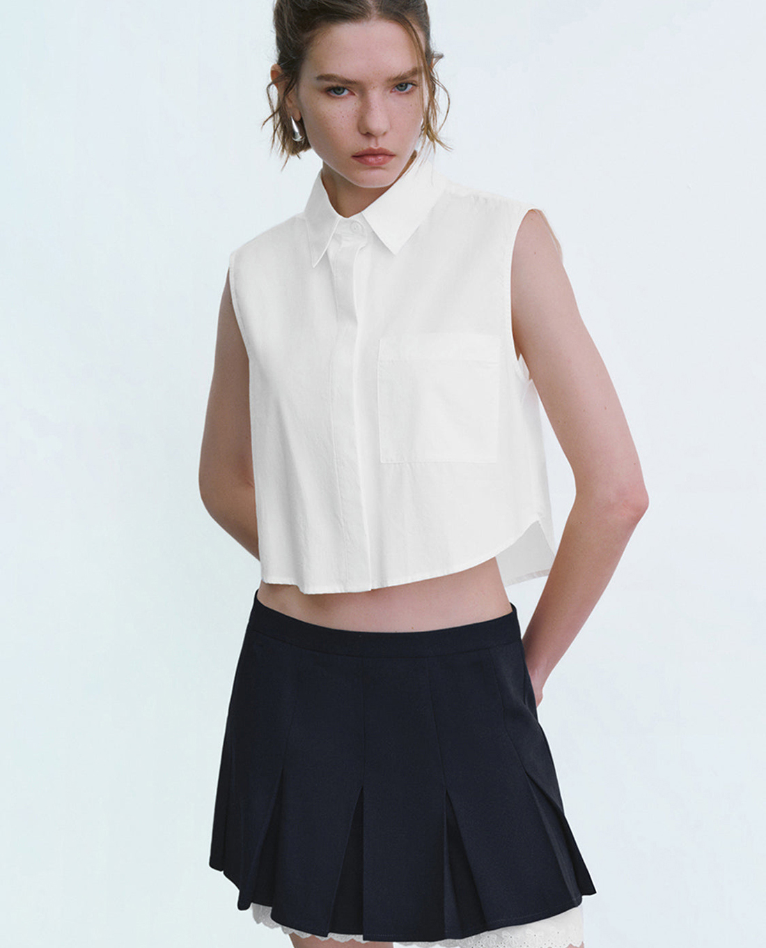 URBAN REVIVO - Áo sơ mi nữ sát nách phom croptop trẻ trung