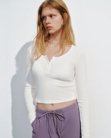  URBAN REVIVO - Áo thun nữ cổ V tay dài phom ôm 