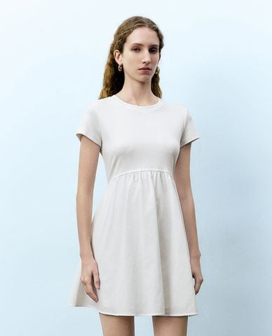  URBAN REVIVO - Đầm xếp li mini cổ tròn tay ngắn 