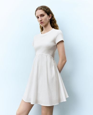  URBAN REVIVO - Đầm xếp li mini cổ tròn tay ngắn 