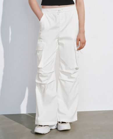  URBAN REVIVO - Quần jeans nữ ống rộng lưng thun phối túi hộp cá tính 