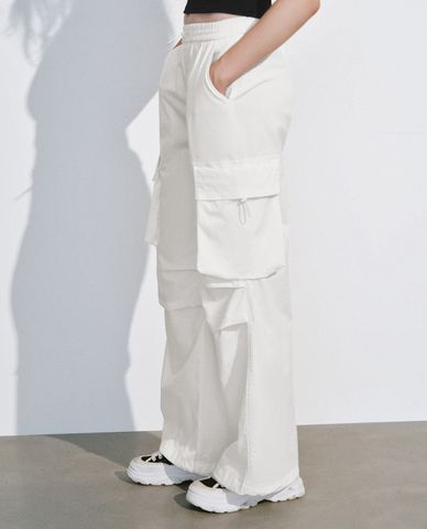  URBAN REVIVO - Quần jeans nữ ống rộng lưng thun phối túi hộp cá tính 