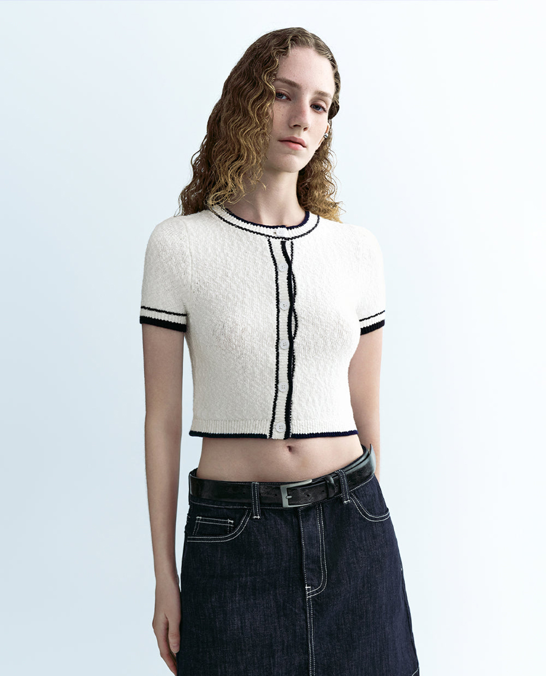 URBAN REVIVO - Áo dệt kim nữ tay ngắn phom croptop