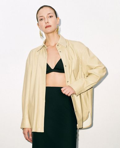  URBAN REVIVO - Áo khoác da nữ cổ bẻ tay dài Button Up Loose 