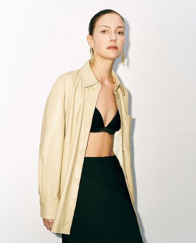  URBAN REVIVO - Áo khoác da nữ cổ bẻ tay dài Button Up Loose 