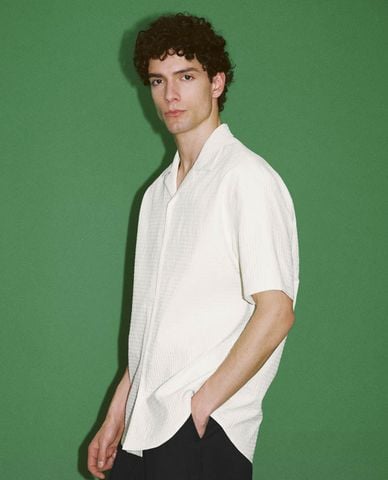  URBAN REVIVO - Áo sơ mi nam cổ bẻ tay ngắn Textured Loose 